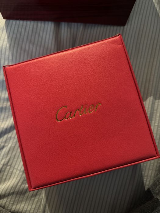 Часы Cartier.