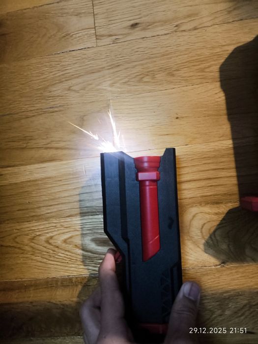 Светящийся и искрящийся меч