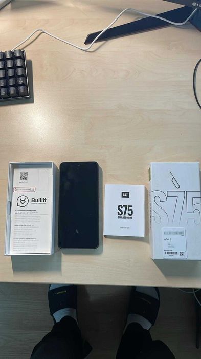Telefon Cat s75 .