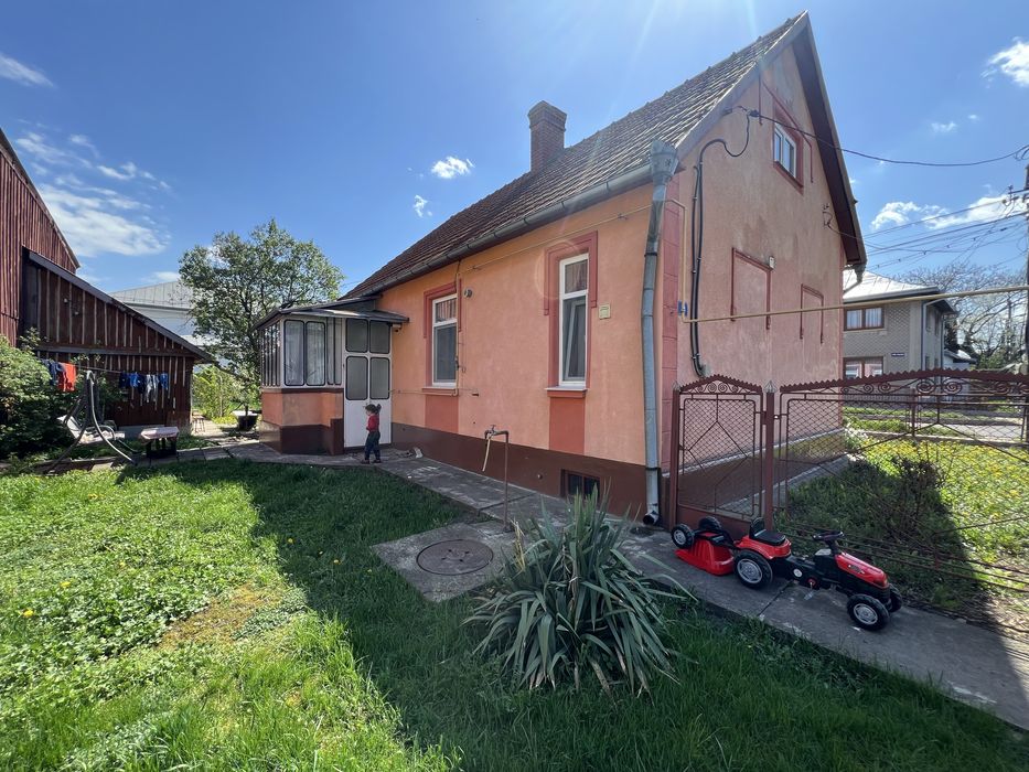 Casa de vanzare pe colt Radauti- zona selecta centrala