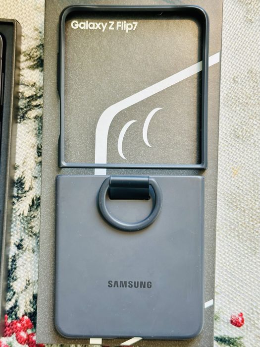 Samsung Z Flip 7 256GB - перфектен, с гаранция до 24.08.2027
