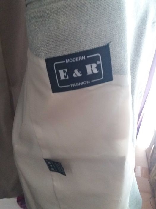 2 costume barbatesti noi 3 piese, bleumarin si  bej 52-54 ,120 lei/buc