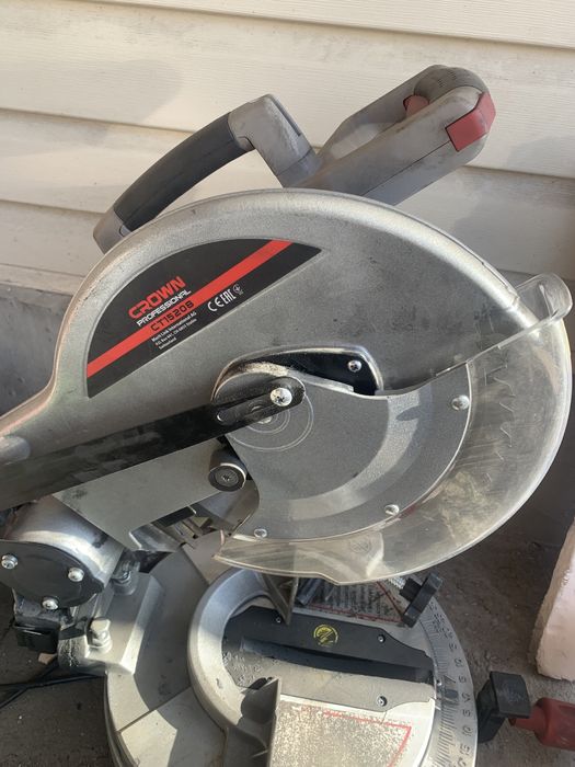 Пила торцовочная CROWN CT15208