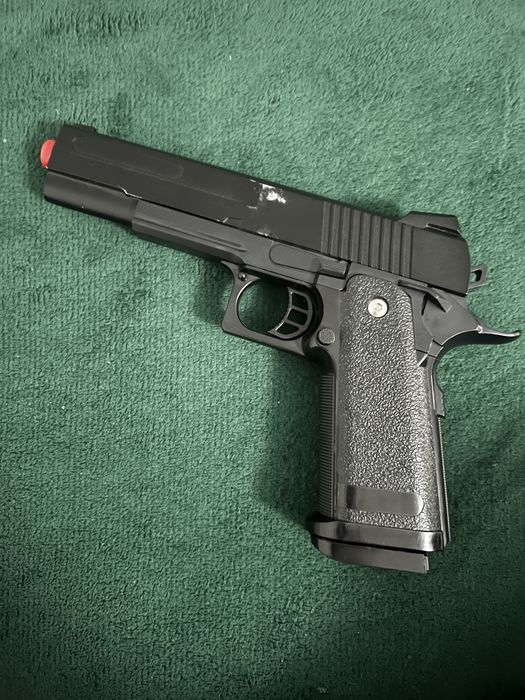 Pistol airsoft cu arc modificat
