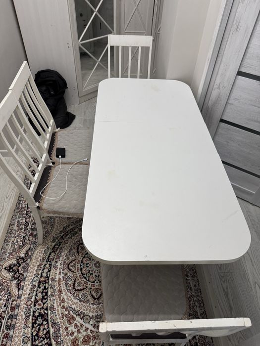 Стол в подарок со стулями