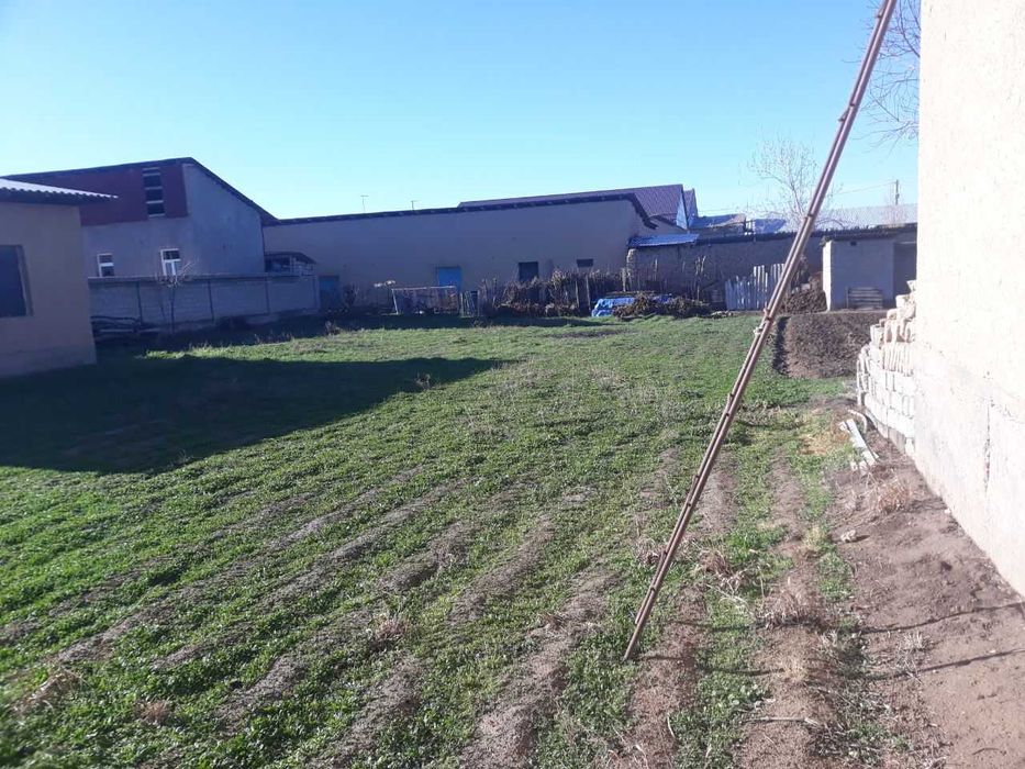 Yer maydoni sotiladi. Xonadon yoki boshqa turdagi binolar qurish uchun