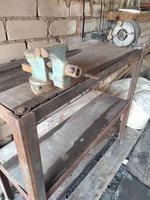 Тиски, верстак,наждак продам.