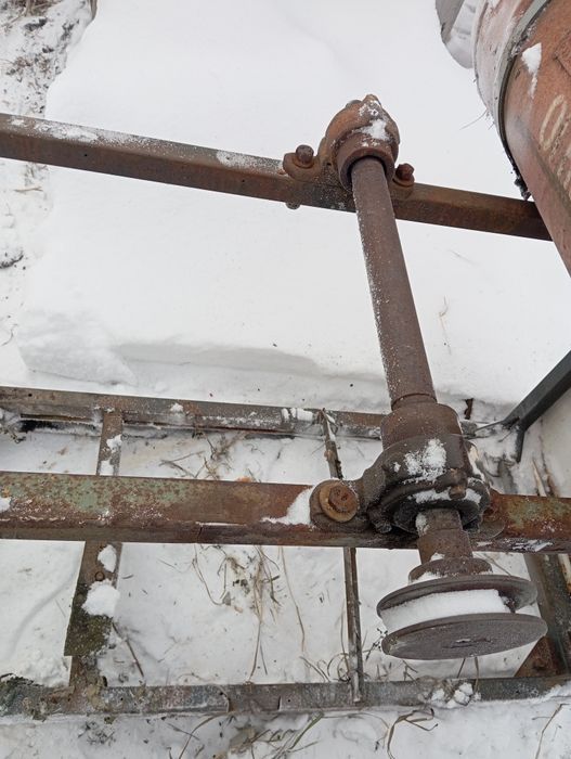 Вал с подшипниками и шкивом