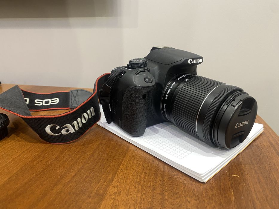 Canon EOS 700D с объективом EF-S 18-55 IS STM
