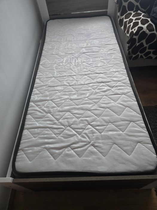 Vand pat de 1 persoană