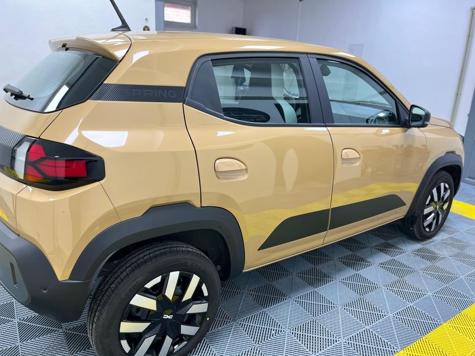 Stickere bandouri compatibile Dacia Spring 2025
