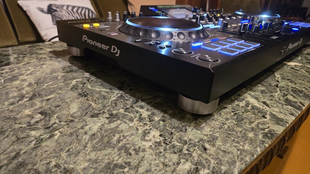 Vând consolă Pioneer XDJ-XZ cu flight case și decksaver