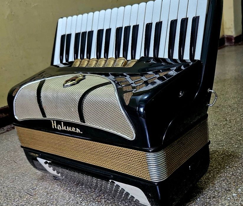 Acordeon  Hohner Lucia 3   cu  96 de basi. negru