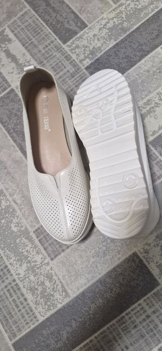 Продам женские макасины и туфли.