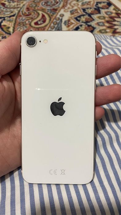 Продам телефон айфон SE