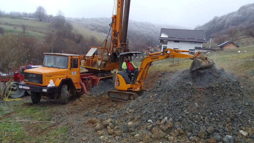 Executam fântâni piloni