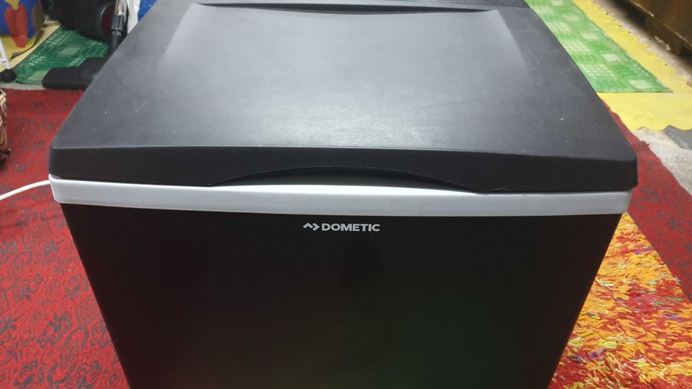 хладилник Dometic за риболов и къмпинг 40 литра на 12v и 220v