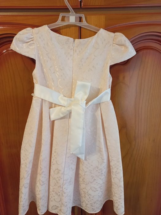 Vând 5 rochițe 4_6 ani _40 lei fiecare.