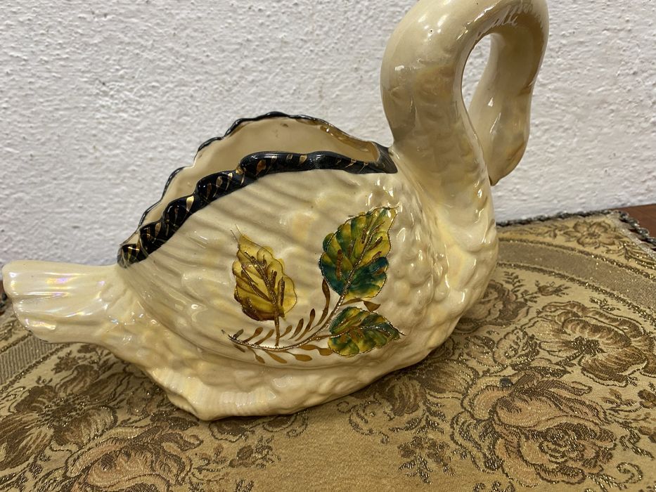 Белгийска порцеланова кашпа във формата на лебед