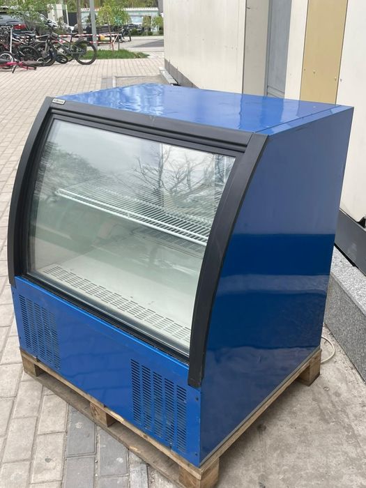 Срочно продам витринный холодильник