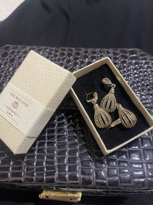 Комплект красивое серьги и кольцо