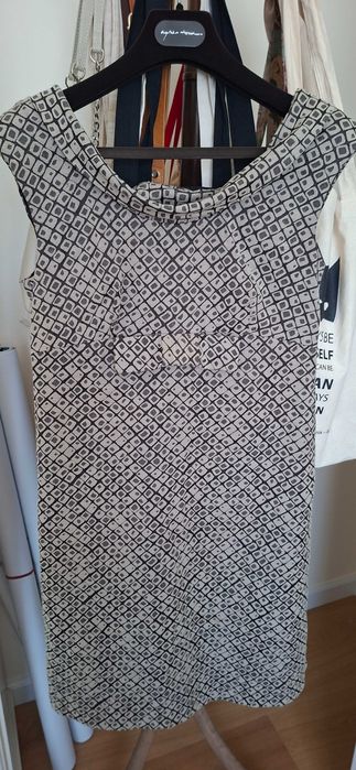 Rochie marca Sense, brand romanesc , dintr-un material care nu se sifoneaza