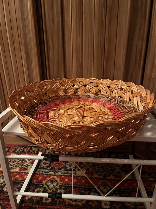 Корзины плетеные разных размеров.