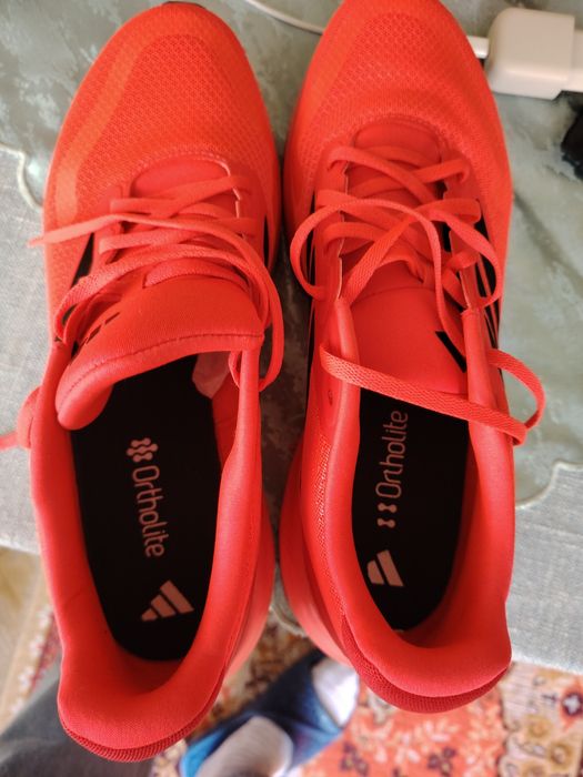 Спортни нови обувки