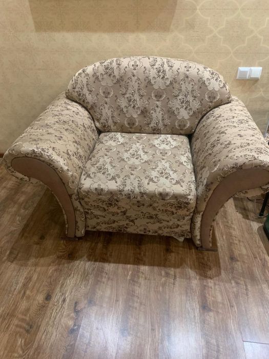 Продам диван с двумя креслами