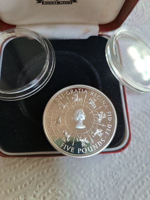 Монета серебряная.