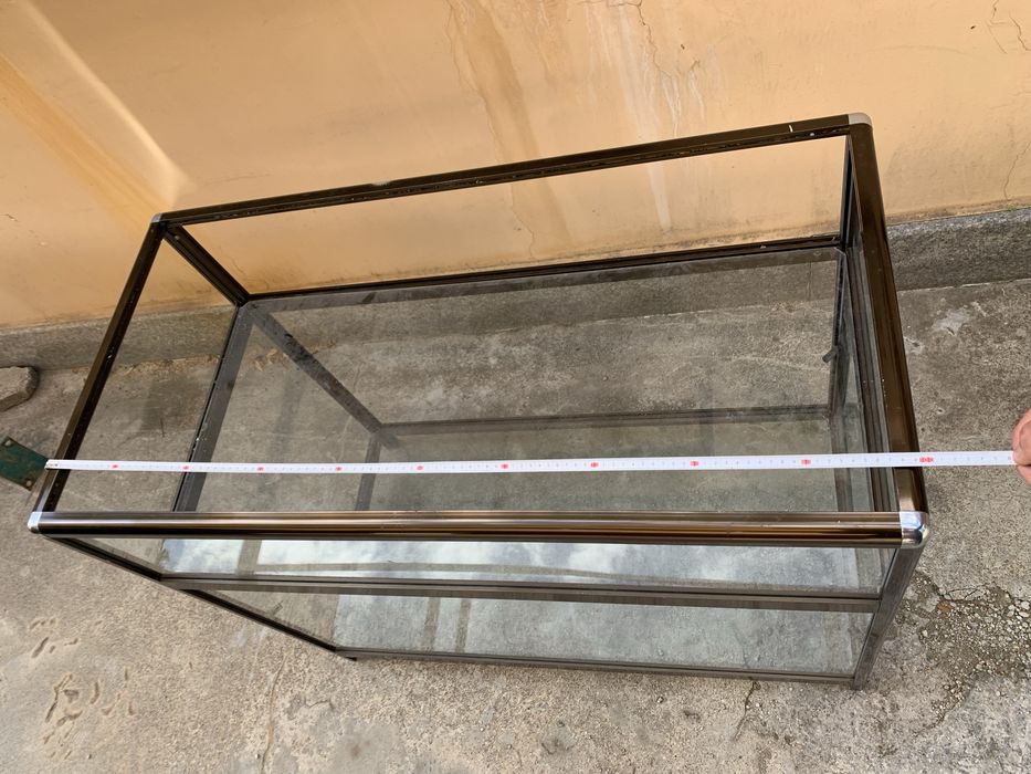 Стъклена витрина стелаж рафт бюро търговско обзавеждане комод маса