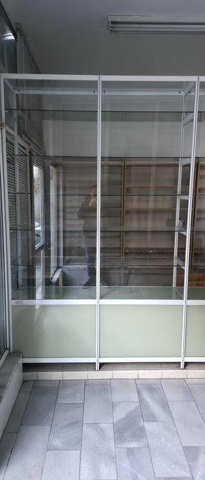 Стелажи Стъклени