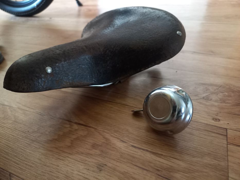 Продам  сидушку советскую(кожанную)  велосипедную