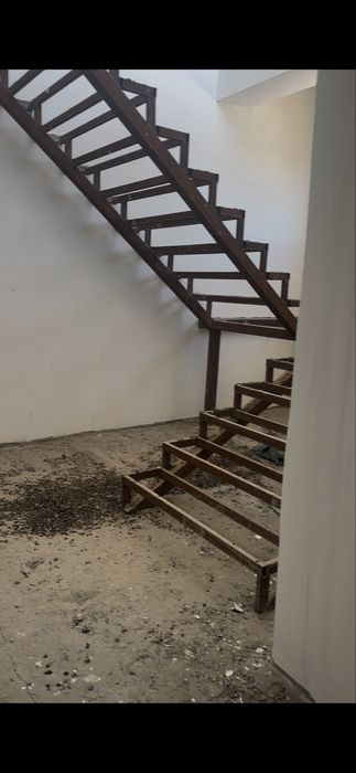 3 хонали лифтли дом 6,,этаж, 7этажи пенхаус сотилади.Центрда