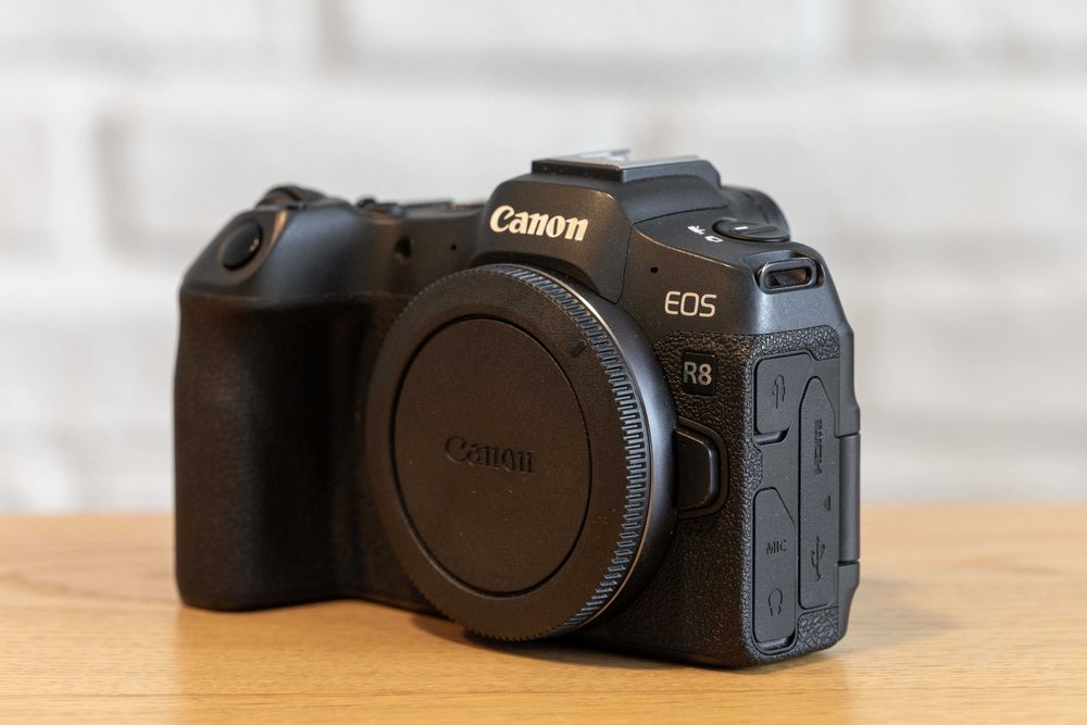 Canon R8 cu garantie + 2 acumulatori extra