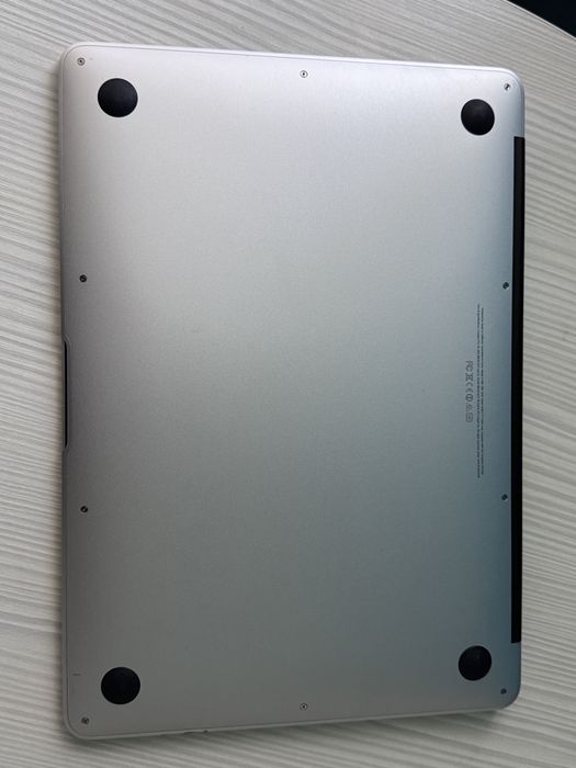 MacBook Air 13” 2013 – i5 / 4GB RAM / SSD 128GB – 75 cicluri baterie