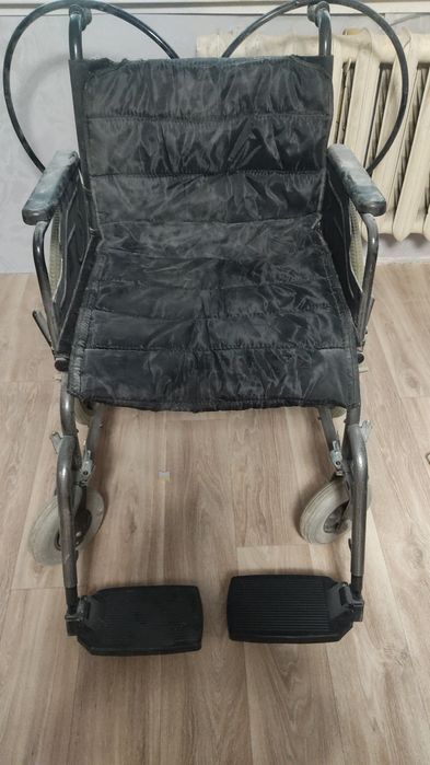 Инвалидная коляска с накидкой
