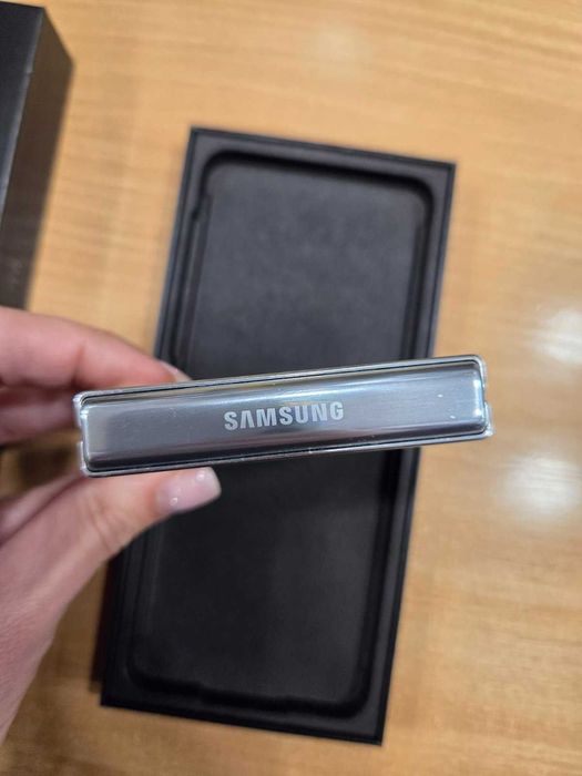 Galaxy Z Flip5  и  Galaxy Watch 4  - комплект ,  неразличими от нови