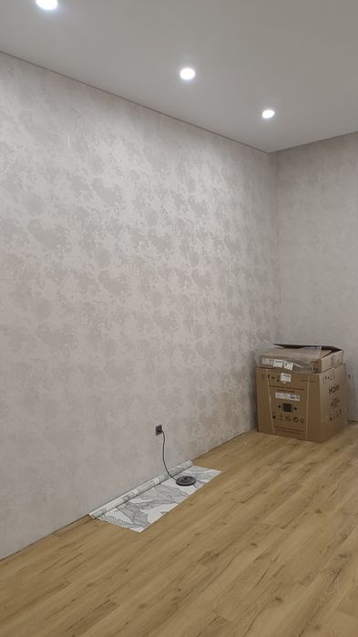 Поклейка обоев .