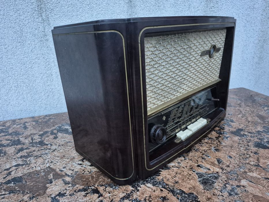 Vând Radio carcasa Bachelita cu lampi model Emud Rekord 200 fab.1954
