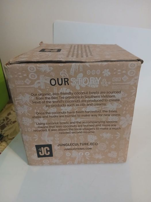 Set de două boluri,din nuci de cocos,nou.