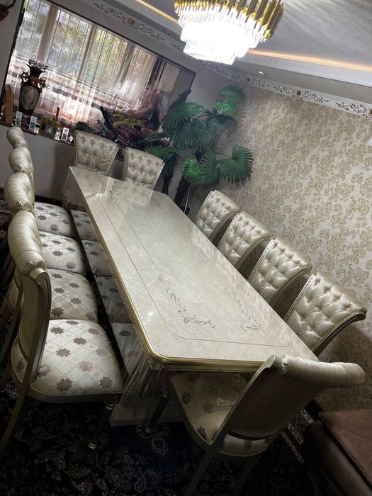 СРОЧНО продается гостевой стол и 12 стуля в идеальном состоянии