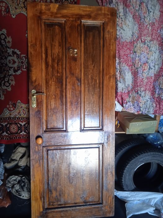 Продам  деревянную дверь