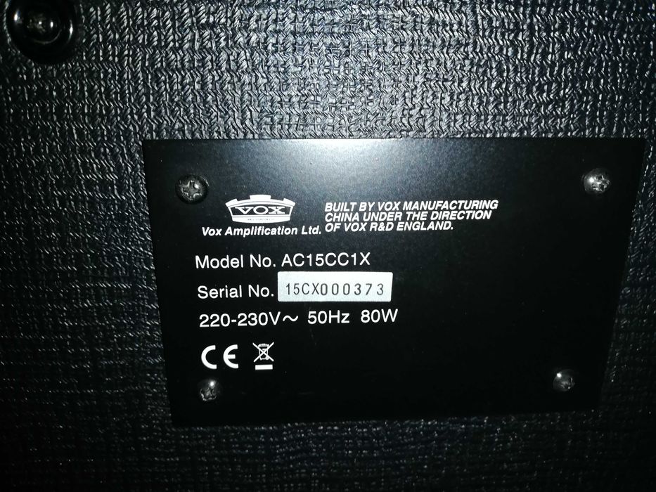 Продавам усилвател за китара VOX-AC15!