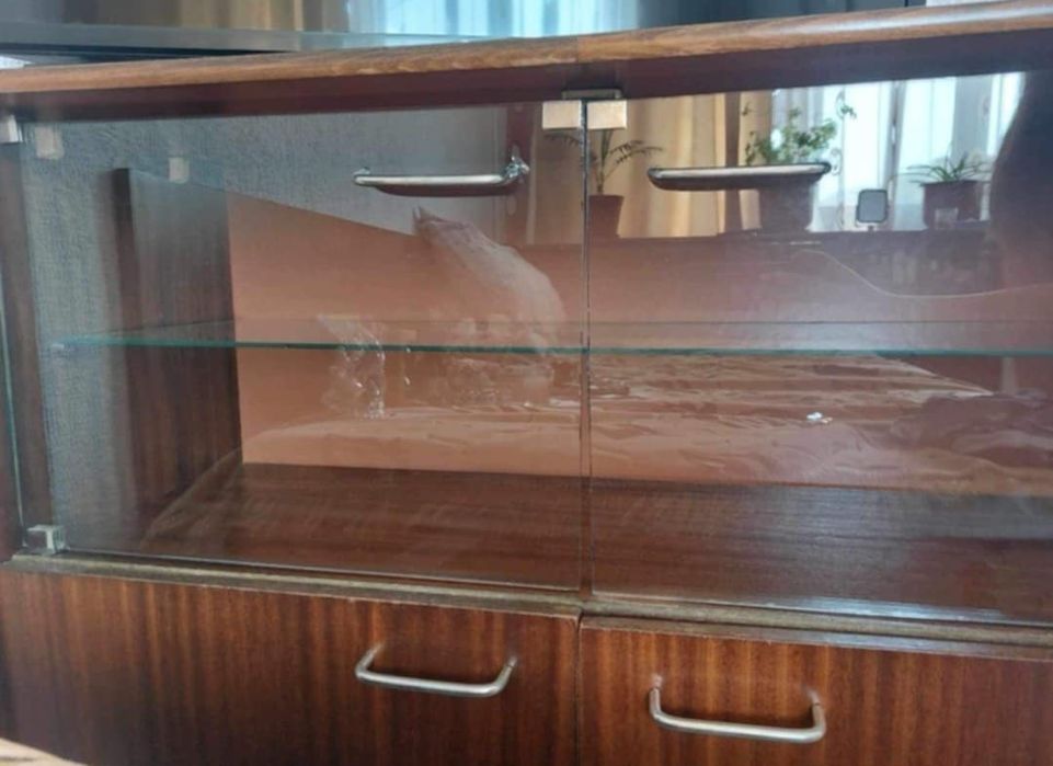 Шкаф със стъкла.