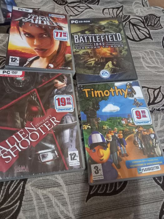 Продавам колекция от ретро видеоигри за PC, PlayStation 2 и Xbox. Всички игри (с изключение на PS2 играта) са чисто нови, фабрично запечатани