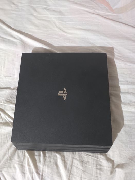 Vând PlayStation 4 pro