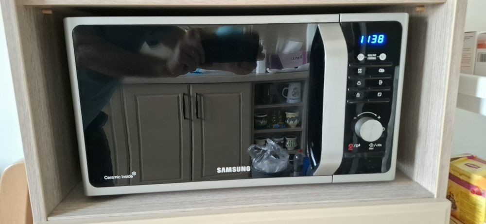 Vând cuptor microunde Samsung