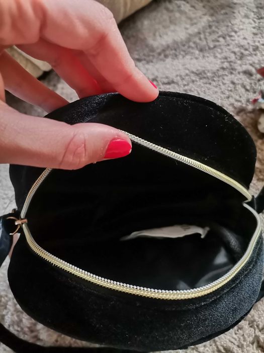 Малка черна чанта плюш с чехли