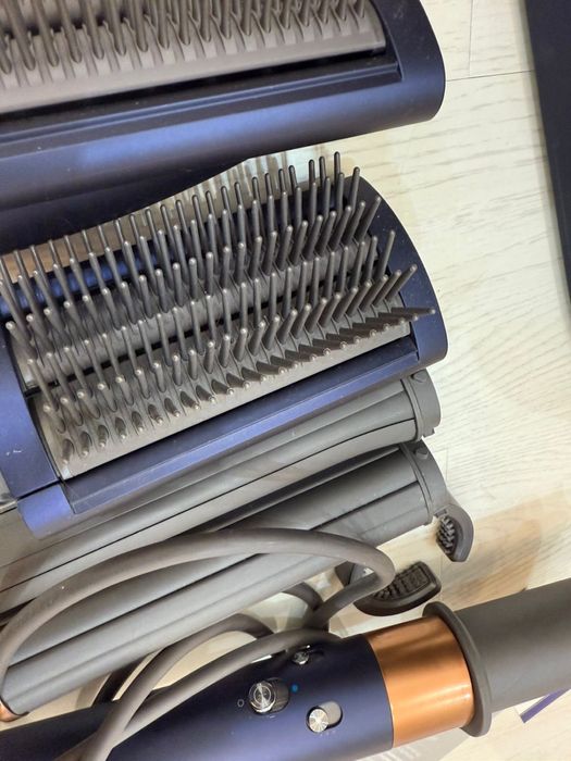 Продаю Dyson     .